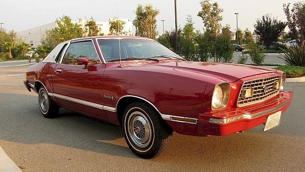 Ford Mustang Ghia Luxury/Sport